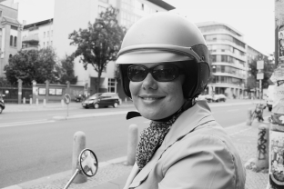 Berlin, Prenzlauer Berg, Frau mit Moped