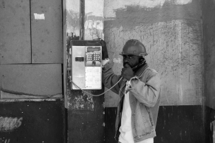Havanna, Arbeiter am öffentlichen Telefon