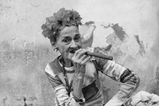 Havanna, Frau raucht Zigarre
