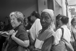 Havanna, Frauen warten vorm Supermarkt
