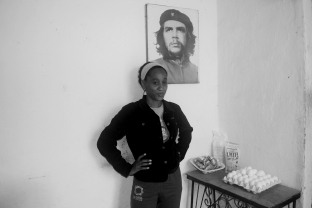 Havanna, Frau mit Bild von Che