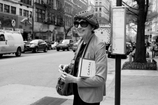 NYC, Manhattan, Frau mit Buch CAPITAL